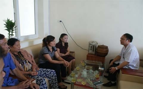 Gia đình sản phụ dính HIV nhầm xin giảm tội cho y tá