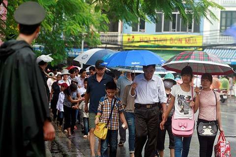 Dòng người đội mưa rào đổ về lăng Bác ngày Quốc khánh