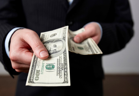 Thua lỗ, sếp bị cổ đông cắt lương hàng trăm triệu