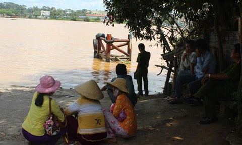 Nổ thuyền trên sông, vợ chết, chồng nguy kịch