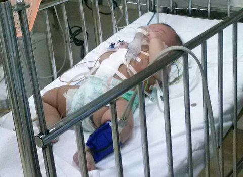 Nghi án bé gái 4 tháng tuổi bị bố đâm thủng bụng