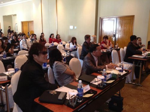 Đại gia Việt đổ tiền tỷ mua kính, váy... giường