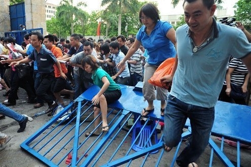 Năm nay, cổng trường có đổ?