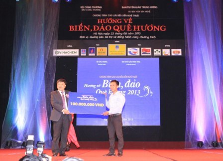 Trao 100 triệu học bổng cho con em chiến sỹ Trường Sa