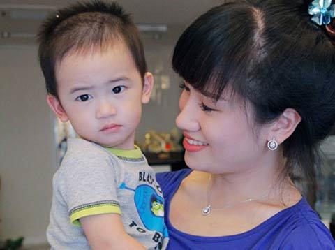 Đời thường của nữ cơ phó xinh đẹp đầu tiên của VN