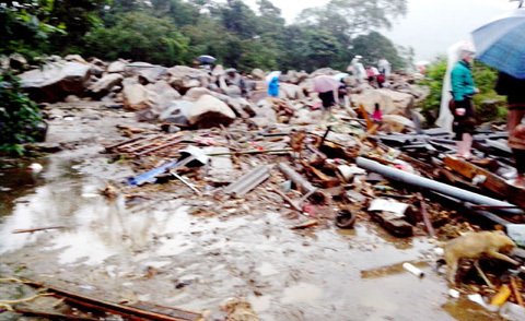 Lũ cuốn trôi khu tập thể, 14 giáo viên chết và mất tích