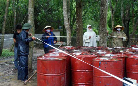 Dân đội mưa ‘gác’ hiện trường vụ chôn thuốc sâu