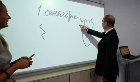 Xem Tổng thống Putin vẽ mèo ở trường học