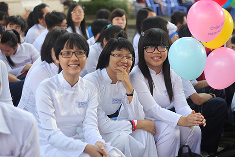 Nữ sinh đẹp rạng rỡ ngày khai trường