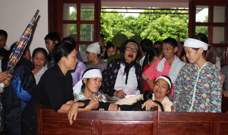 Nước mắt góa phụ trong phiên xử vụ 'quan tài diễu phố'