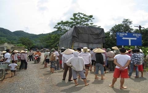 Giữ 15 thùng chất lỏng vụ xe chở hóa chất đi 'phi tang'
