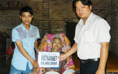 Hơn 40 triệu đồng đến với cụ bà 85 tuổi, cụt tay, bị bỏng nặng