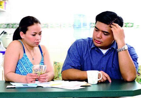 Chồng gì mà không đóng góp tiền cho vợ nuôi con