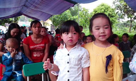 Cho con nghỉ học để phản đối hiệu trưởng