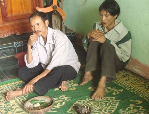 Những chuyện chưa tiết lộ về cha con 'người rừng'