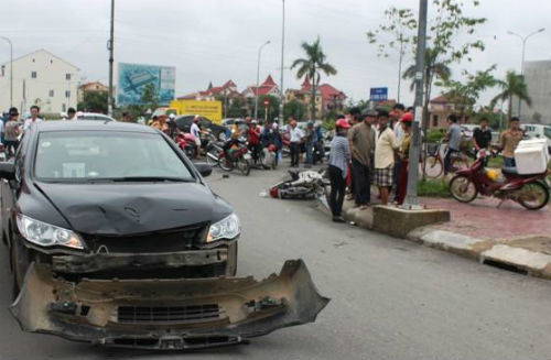 2 anh em bị ô tô hất tung lên vỉa hè