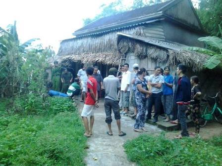 Phát hiện phụ nữ chết dưới giếng có dây thừng cột ở cổ