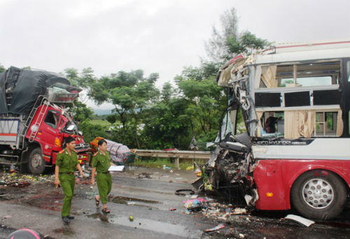 Xe tải đấu đầu xe khách, nhiều người thương vong