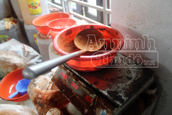 'Chuyên gia' Trung Quốc 'truyền nghề' làm bim bim bẩn