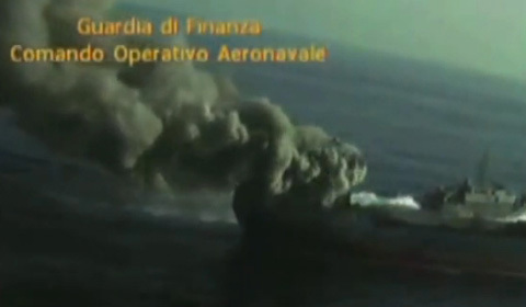 Tàu chở ma túy bốc cháy ngùn ngụt trên Địa Trung Hải