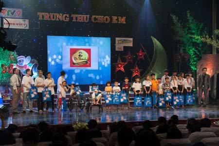 Trung thu sớm tràn ngập niềm vui trẻ nhỏ