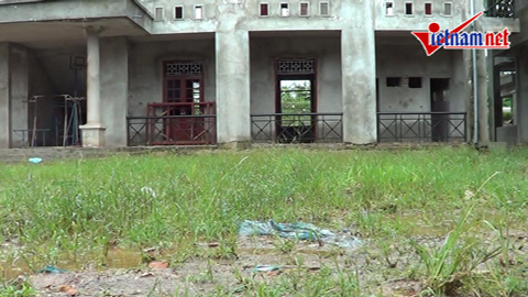 Công trình bề thế bỏ hoang, thầy trò chen chúc lớp xập xệ