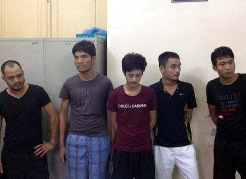 Rủ người đồng tính mua dâm rồi cướp của