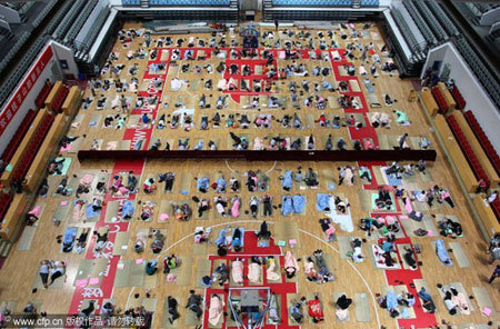 Hơn 400 phụ huynh ngủ trên sàn nhà vì con