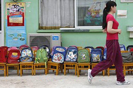 Chê trường học vô ích, phụ huynh tự dạy con tại nhà
