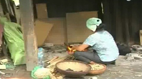 2.000 người sống trong khu ổ chuột giữa lòng Hà Nội