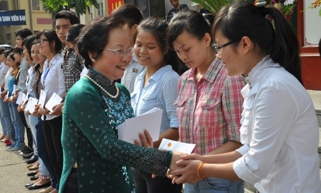 Sinh viên mồ côi xúc động nhận quà của Phó Chủ tịch nước