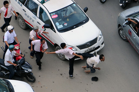 Giành đường, tài xế đánh đấm náo loạn đường phố