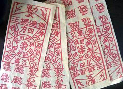 Bắt quả tang hai “thày” chữa bệnh bằng…bùa chú