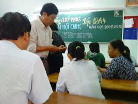 Thu phí theo dõi con em qua mạng 100.000 đồng