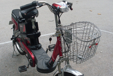 Chưa thể phạt người đi xe đạp điện không đội MBH?