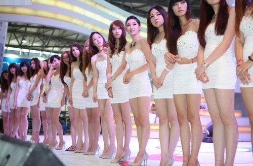 Nữ PG kiếm 200 triệu/1 năm bị vợ khách đánh ghen rạch mặt