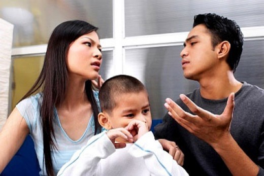 Ly hôn, con dưới 3 tuổi có chắc mẹ được nuôi?