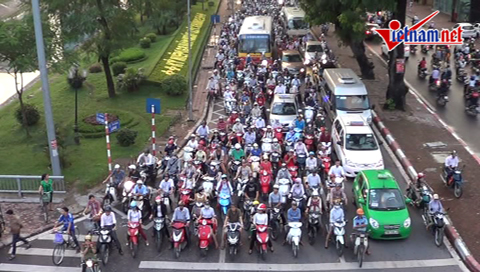 Chờ đến 4 nhịp đèn đỏ ở nút giao có cầu vượt