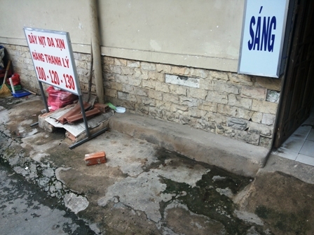 Tài xế taxi bị nhóm thanh niên đánh hội đồng bầm dập