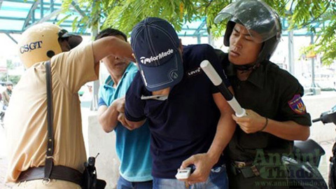 Đấm vào mặt cảnh sát 141, thiếu phụ được giảm án