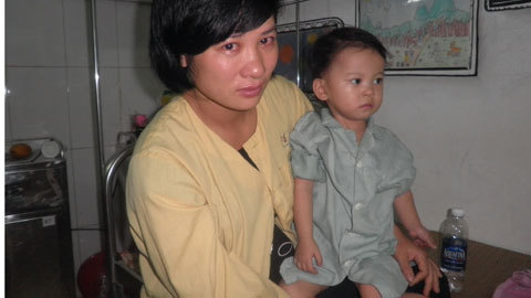 Mẹ con chực chờ ở viện, mong bố vay tiền mổ tim