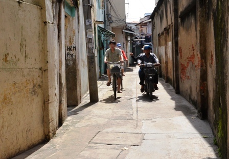 Bé gái bị đâm ngay bên hông trường tiểu học