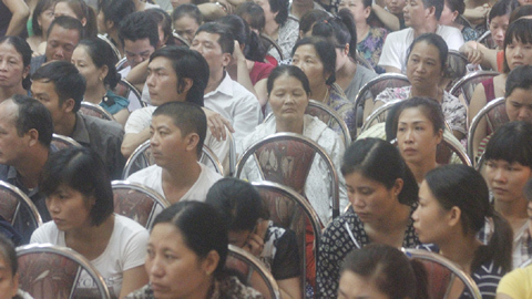 Hàng trăm tiểu thương kéo lên UBND tỉnh kêu khóc