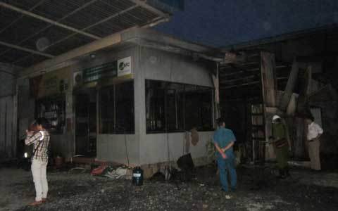 Cây xăng bùng cháy dữ dội khi vừa nhập hàng