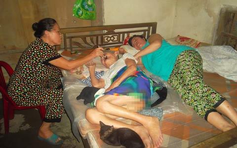 Người đàn bà ở vậy bán rau chăm mẹ và em gái liệt giường
