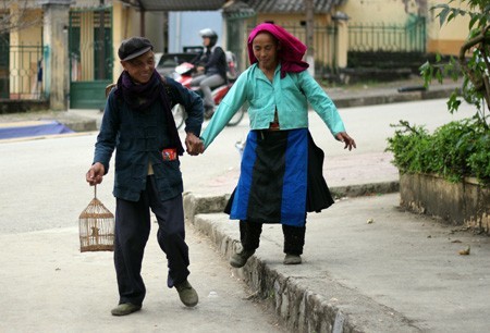 Vợ chồng H'mông hôn nhau lãng mạn hơn... phim Hàn Quốc