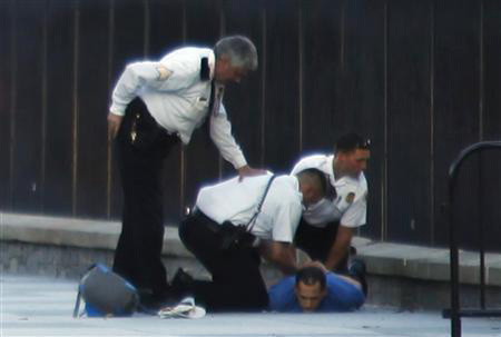 Nhà Trắng đóng cửa vì bị ném pháo