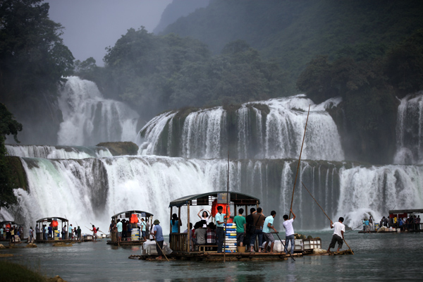 Đánh bật đồ Tàu, hàng Việt trấn giữ nơi Bản Giốc