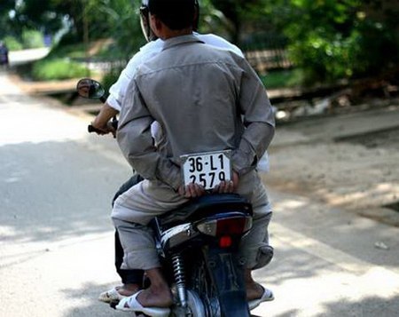 Những hình ảnh khó đỡ chỉ có trên đường phố Việt Nam