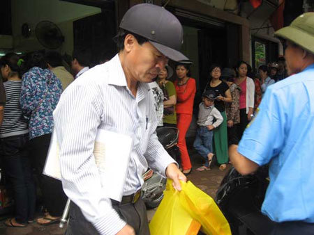 Kinh hãi cảnh đánh chửi vì xếp hàng mua bánh trung thu